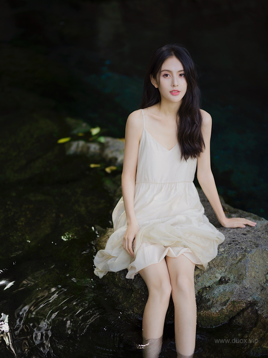 网红气质甜美女神甜仇朴素装扮溪边戏水犹如出淤泥而不染