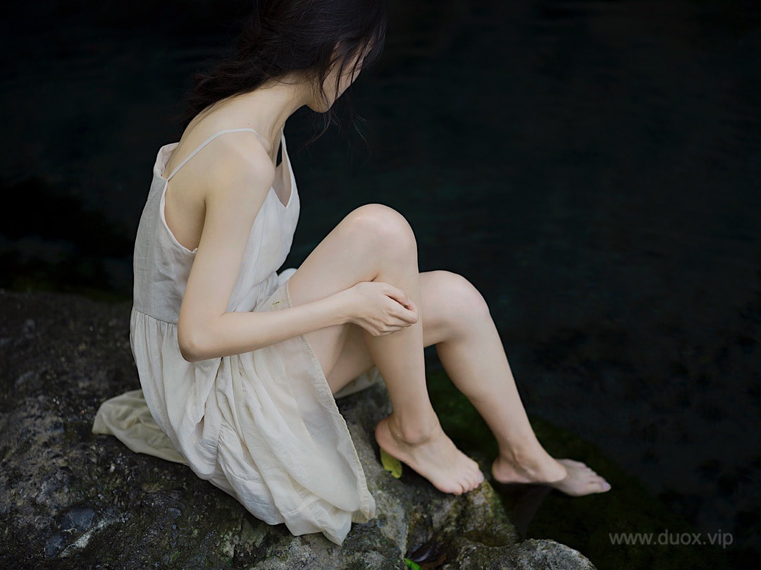 网红气质甜美女神甜仇朴素装扮溪边戏水犹如出淤泥而不染