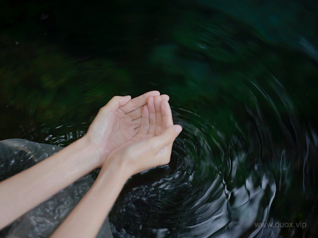 网红气质甜美女神甜仇朴素装扮溪边戏水犹如出淤泥而不染