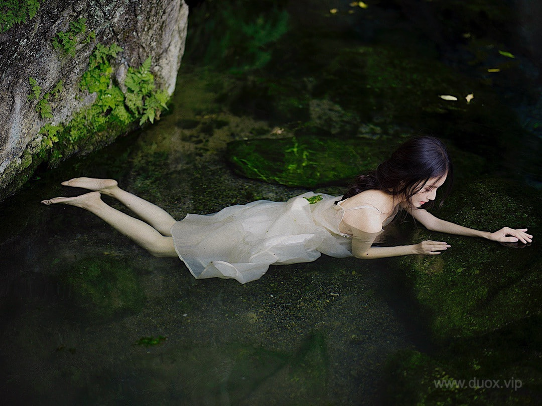 网红气质甜美女神甜仇朴素装扮溪边戏水犹如出淤泥而不染