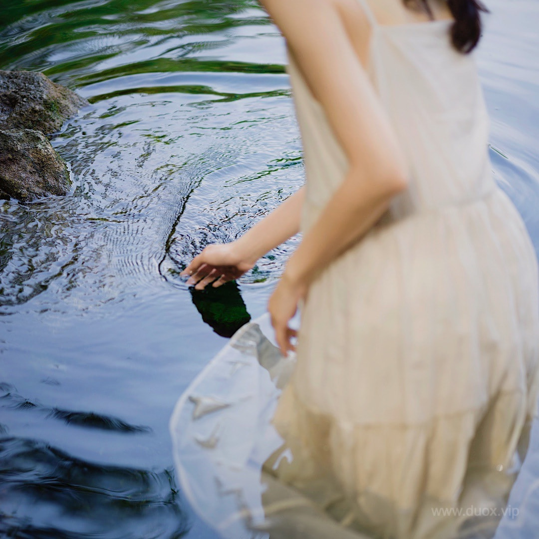 网红气质甜美女神甜仇朴素装扮溪边戏水犹如出淤泥而不染