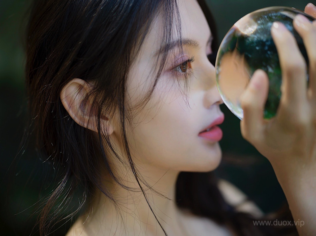 网红气质甜美女神甜仇朴素装扮溪边戏水犹如出淤泥而不染