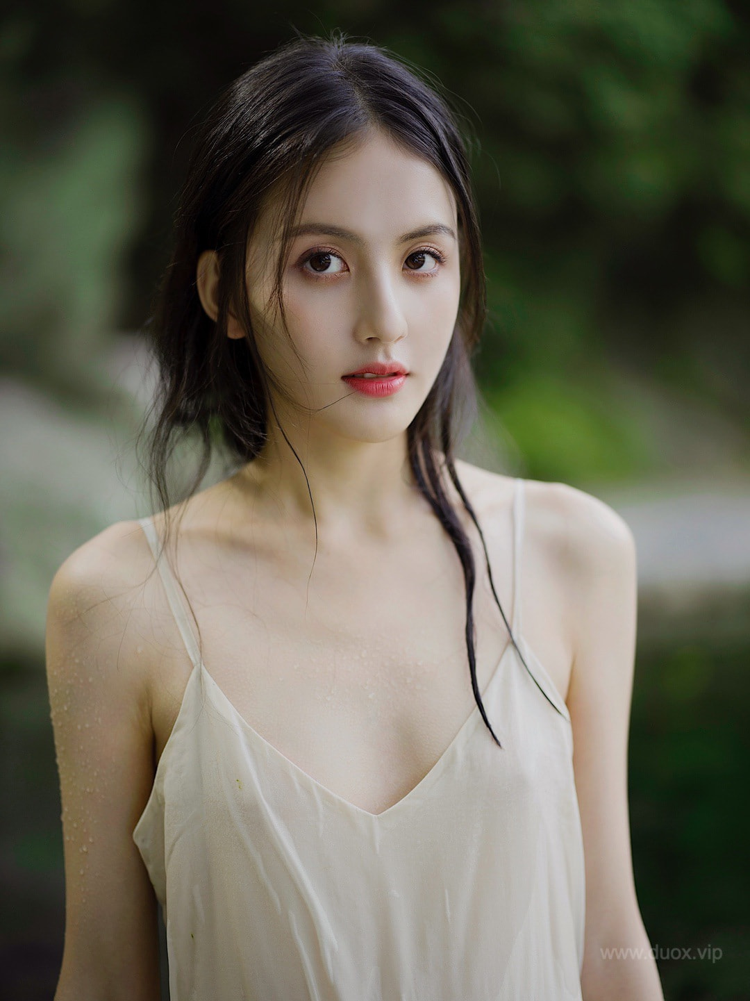 网红气质甜美女神甜仇朴素装扮溪边戏水犹如出淤泥而不染