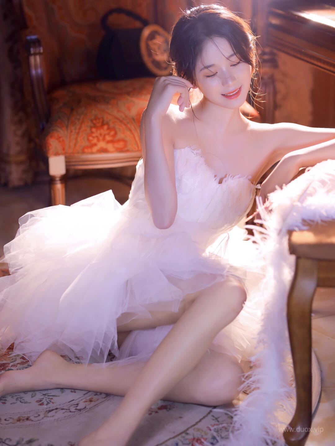 天鹅绒毛纯白唯美长裙少女私房写真