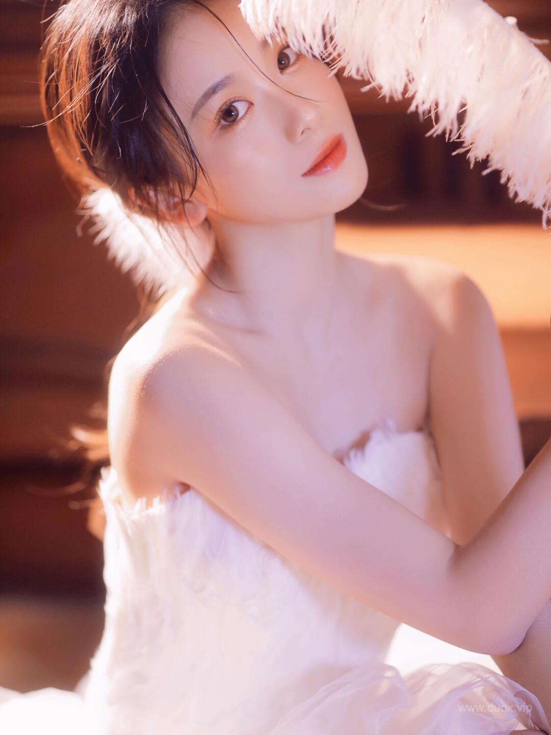 天鹅绒毛纯白唯美长裙少女私房写真