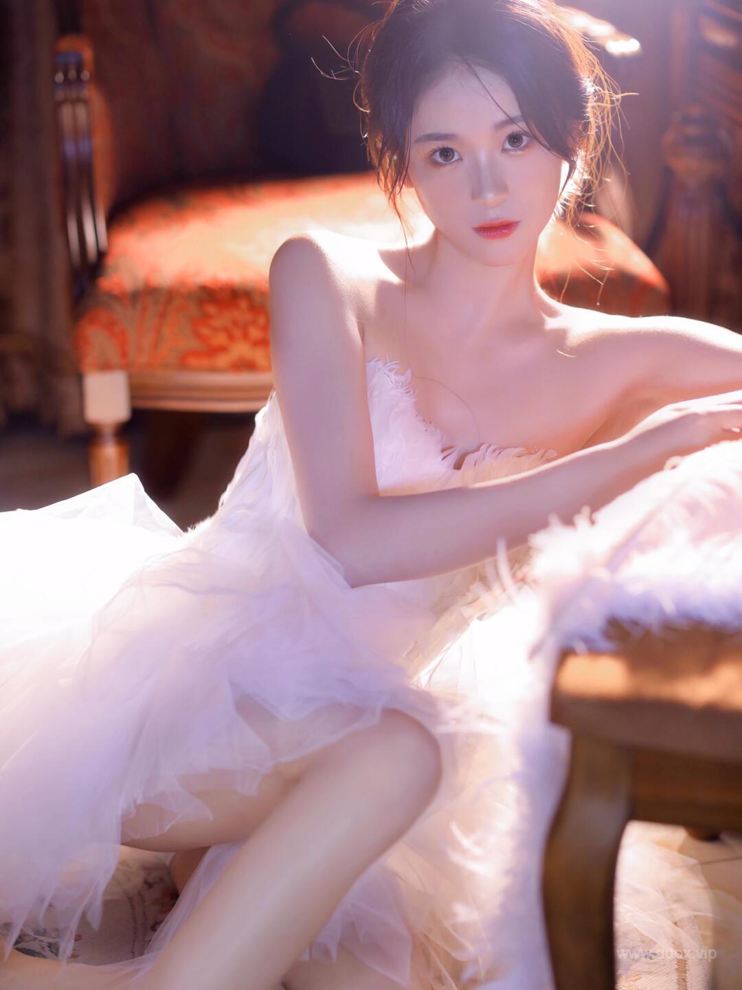 天鹅绒毛纯白唯美长裙少女私房写真