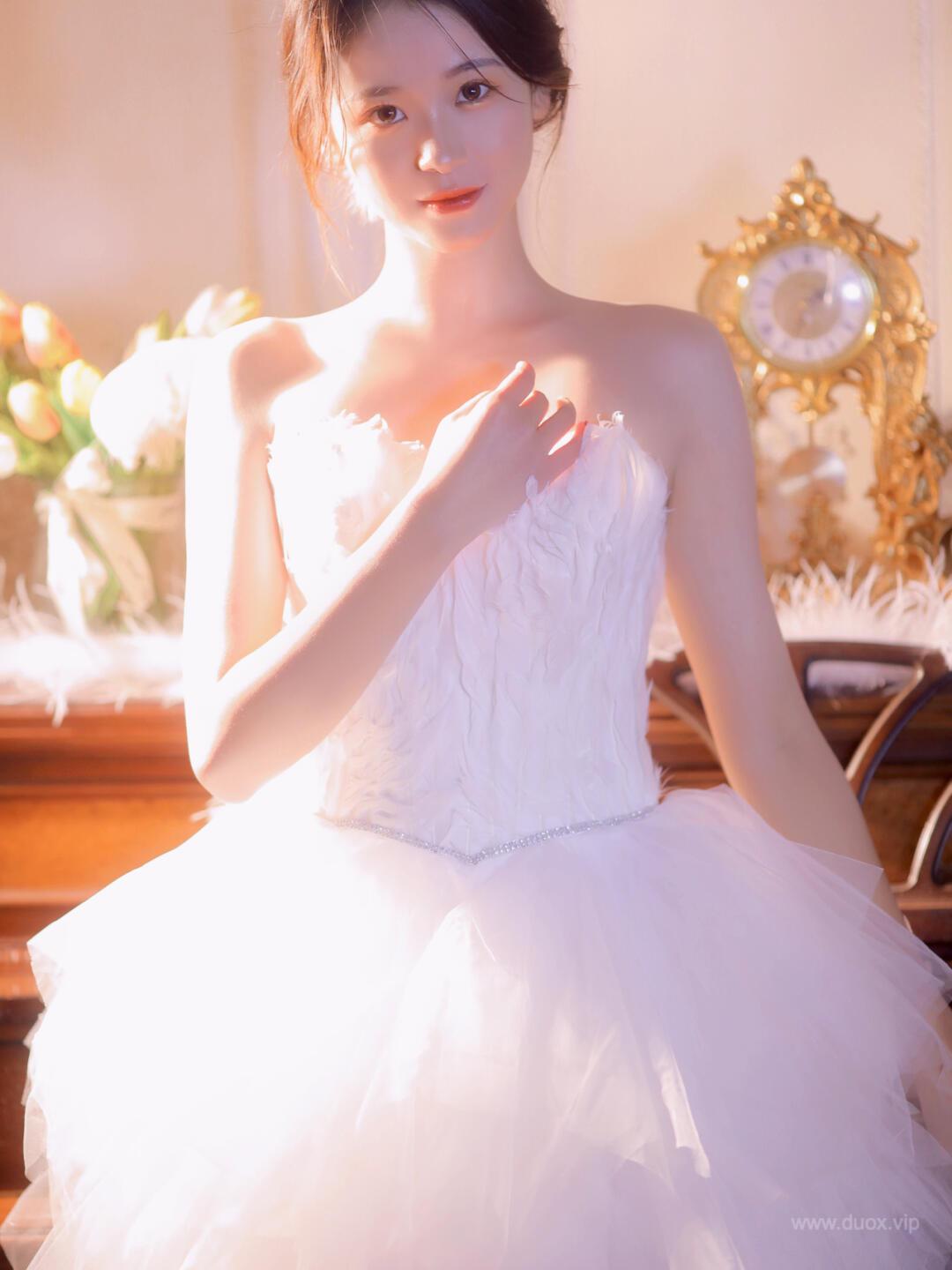 天鹅绒毛纯白唯美长裙少女私房写真