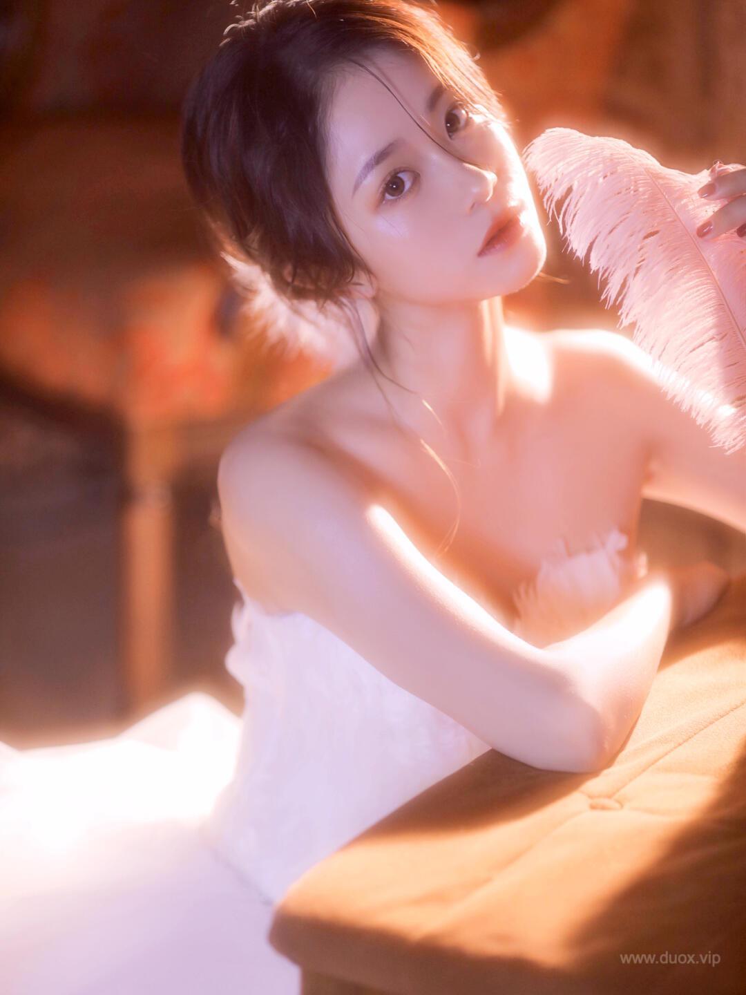 天鹅绒毛纯白唯美长裙少女私房写真