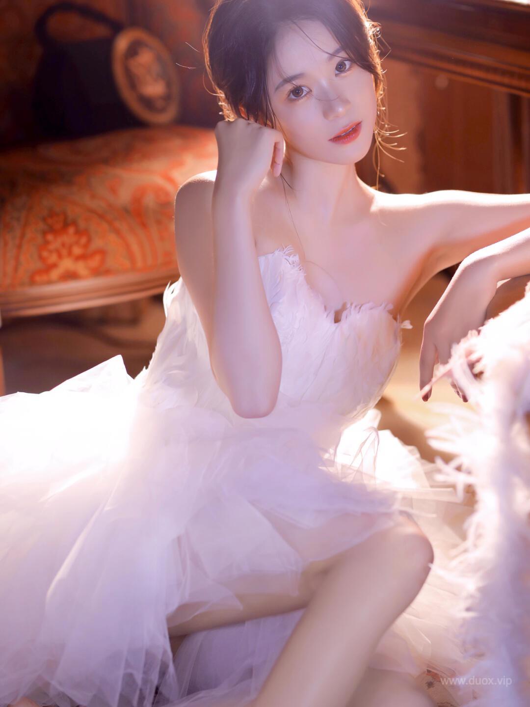 天鹅绒毛纯白唯美长裙少女私房写真