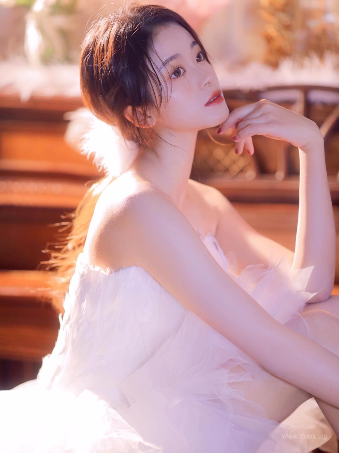 天鹅绒毛纯白唯美长裙少女私房写真