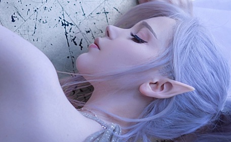 精灵女神趴在桌上闭眼休息壁纸