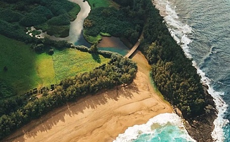 高空俯视阳光照射在海岸线沙滩大海波浪森林壁纸