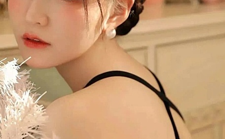 甜美系少女回眸壁纸