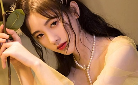 鞠婧祎黄色轻纱长裙玫瑰壁纸