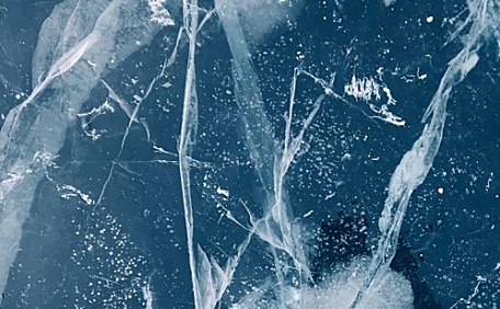 冬日湖面厚厚冰块裂开壁纸