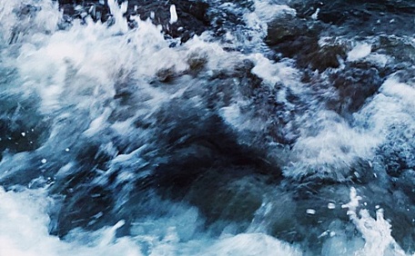 海岸边的波涛汹涌壁纸