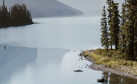 山重水复蓝色湖面一叶扁舟自然风光壁纸