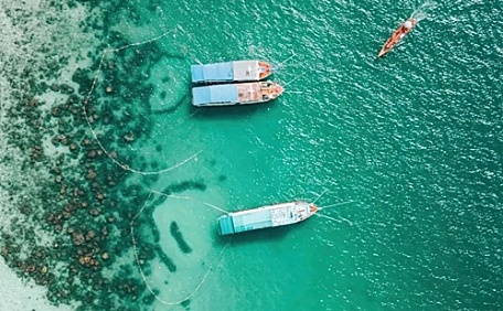 碧绿的海岸停泊的船只壁纸