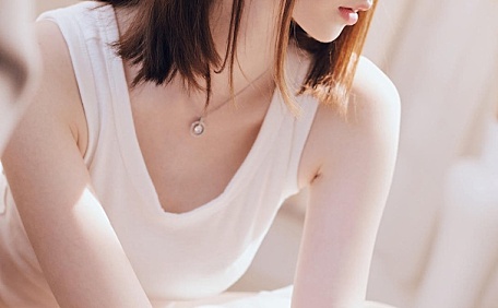 少女慵懒的趴在抱枕上壁纸