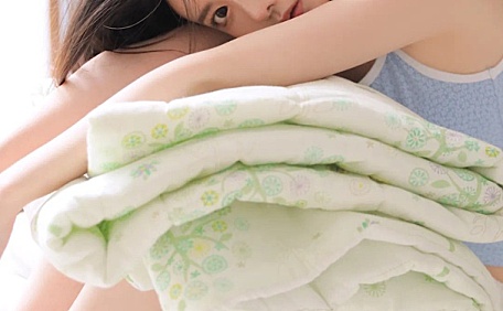 甜美系女孩夹着空调被壁纸