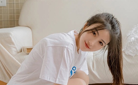 白袜少女室内俏皮壁纸