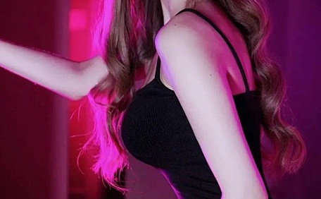 紫色侧光照射清爽短裙少女S造型壁纸