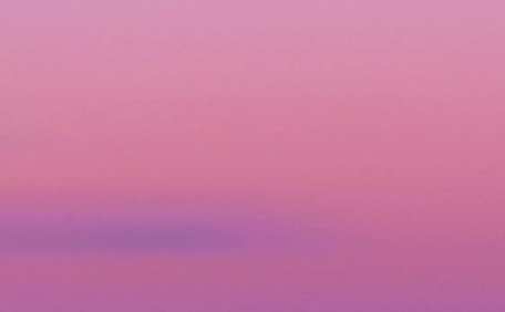 海天相连粉紫天空深蓝大海壁纸