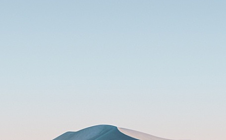 白色沙漠戈壁干净蓝天壁纸