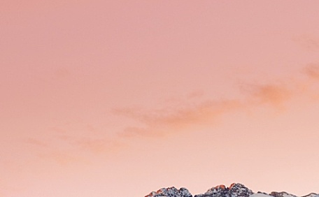 夕阳红橘色天空雪山日照金山山川壁纸