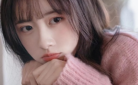 嘟嘴的乖乖系粉毛衣少女壁纸