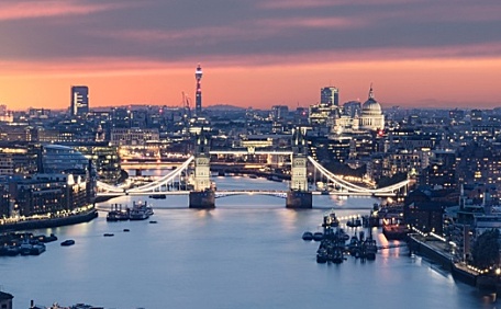 火烧云夕阳下的伦敦大桥壁纸