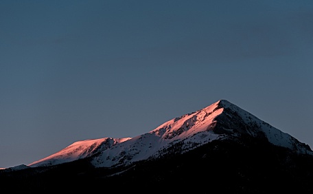 日照雪山的一角干净壁纸