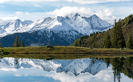 雪山下的草场与湖面干净风景壁纸