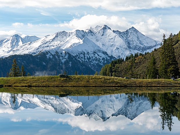 雪山下的草场与湖面干净风景壁纸