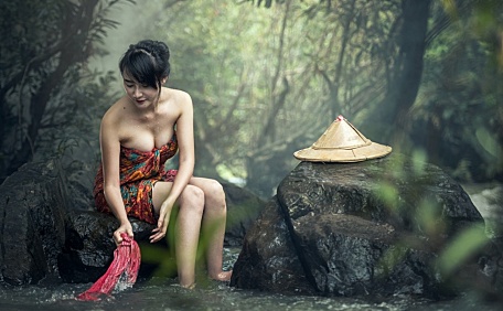 越南在河边洗衣服的女子壁纸