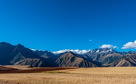 辽阔的大地与远处的山脉蓝天秋色大地壁纸