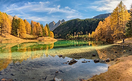 原始森林里的湖面与山川壁纸