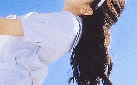 长裙长发飘飘女孩头带毛绒冠壁纸