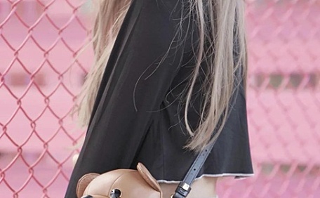 粉色系金发女孩甜美壁纸