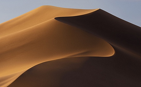 清晨时刻黄金沙漠风景壁纸