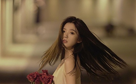 城市隧道里玫瑰女孩回眸瞬间壁纸