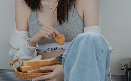 气质女孩运动ck面包壁纸