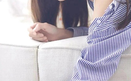 甜美女孩的蓝条纹沙发壁纸