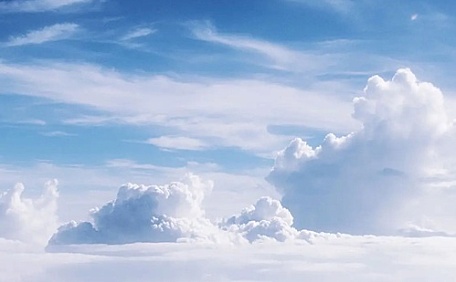 云层之中蓝色壁纸