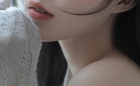 甜美气质女神灰毛衣壁纸