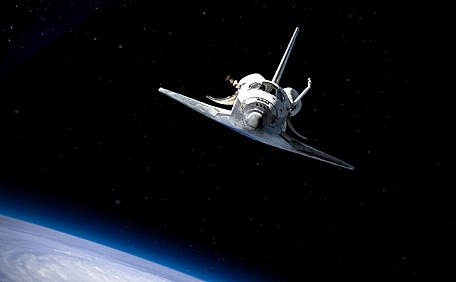 航天飞船在地球上空宇宙壁纸