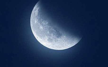 月亮直挂天际壁纸