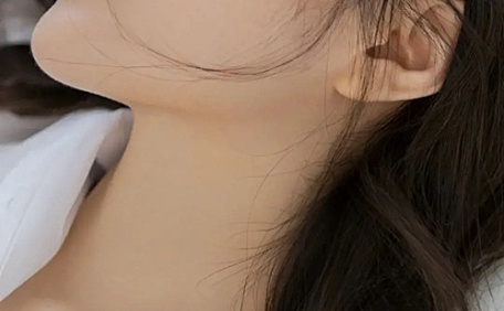 白皙长发气质甜美侧颜壁纸