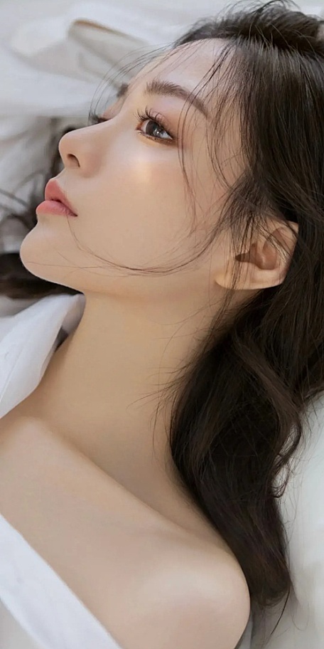 白皙长发气质甜美侧颜壁纸