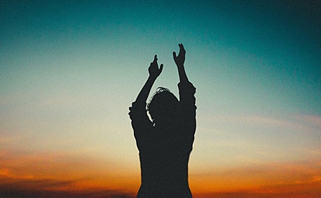 青橙色人物背景月亮夕阳故事壁纸